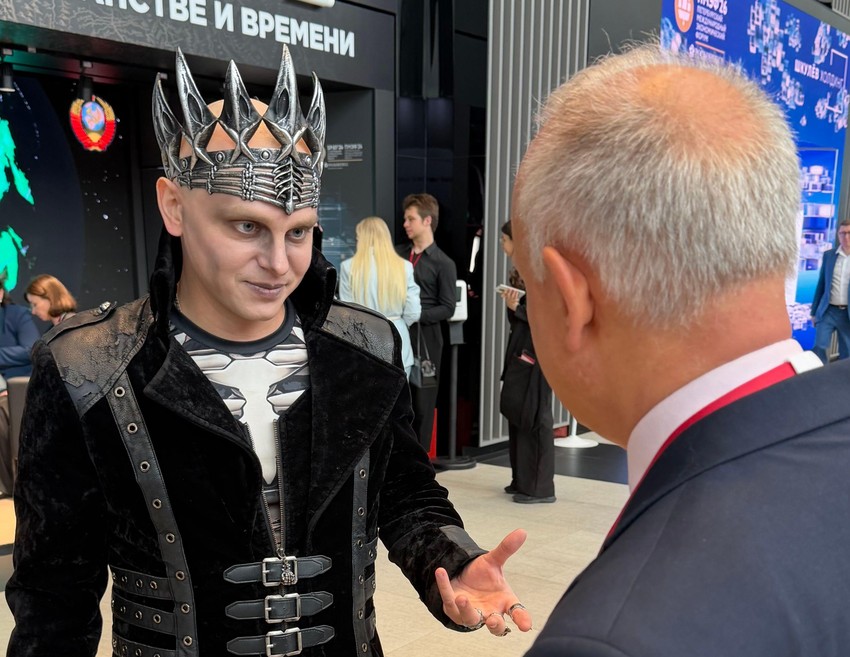 Simbol nepredvidljivosti: Muškarac obučen kao čarobnjak možda je poslednja stvar koju biste očekivali na ekonomskom forumu | Foto: BBC