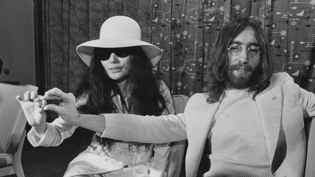Jean-Marc Vallée, twórca serialu "Ostre przedmioty", wyreżyseruje film o związku Johna Lennona z Yoko Ono. Artystka będzie jedną z producentek.