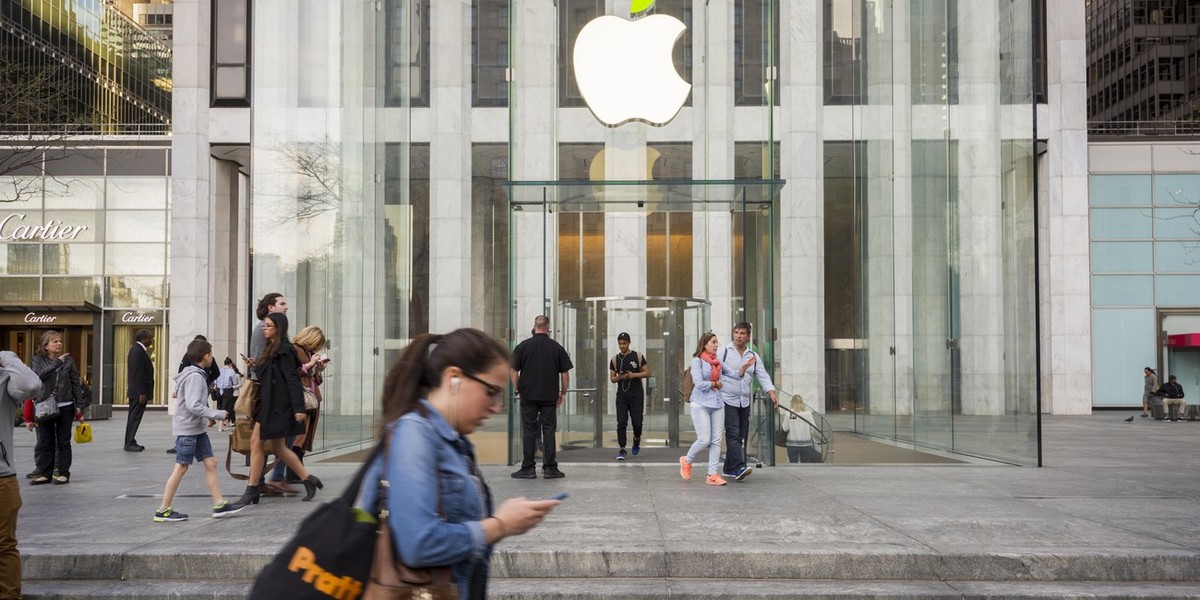 Front najsłynniejszego sklepu Apple w Nowym Jorku przy Piątej Alei