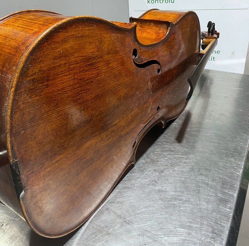 Otkrivena dva stara violončela