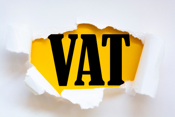 Czy nabycie ładowarki kołowej od kontrahenta unijnego zobowiązuje do złożenia informacji VAT-23 i zapłaty VAT?