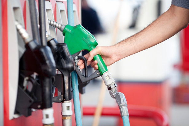Taniejąca ropa naftowa nie wpłynie na razie na spadki cen paliw