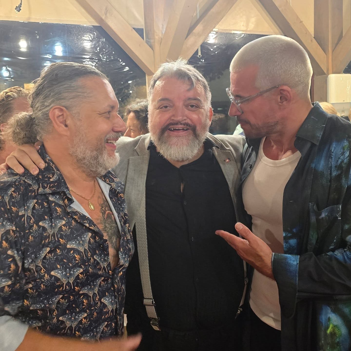 Hudobník Oskar Rózsa, Ficov exporadca Eduard Chmelár a bubeník Martin Valihora.