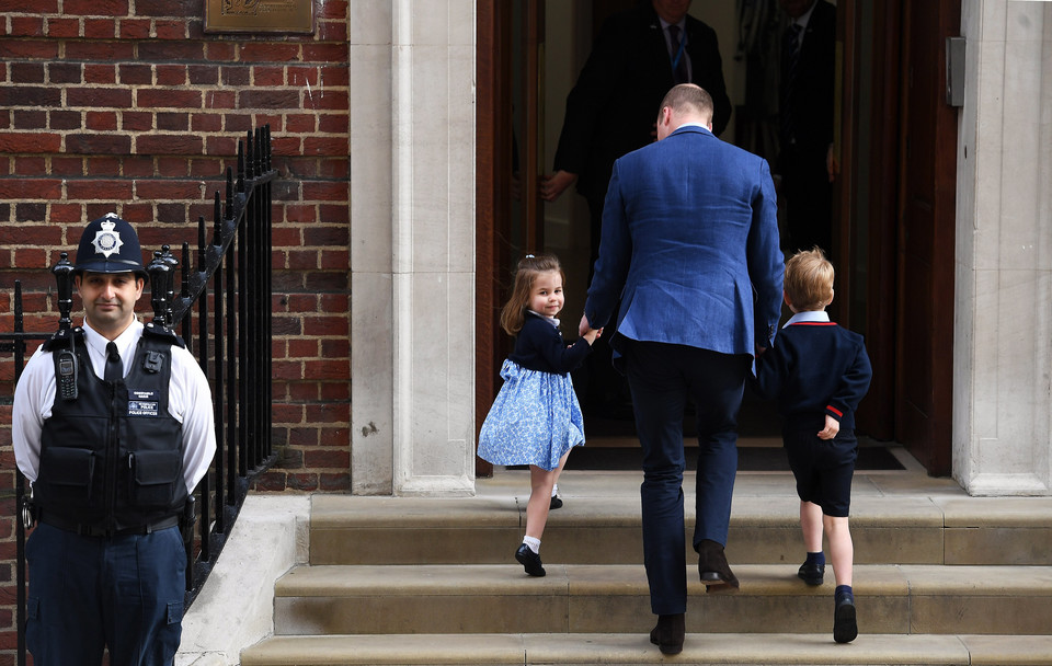 Książę William, księżniczka Charlotte i książę George powitali royal baby