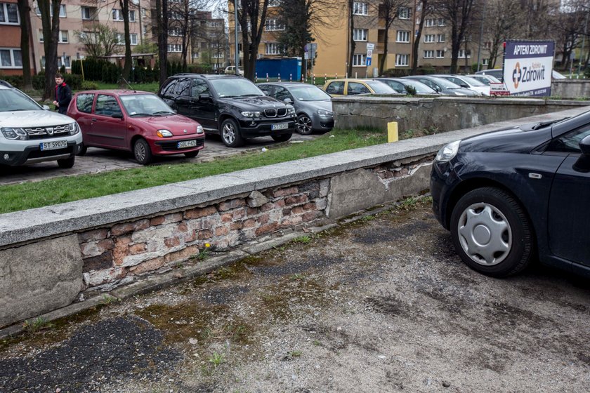 Zaniedbany teren oraz budynek szpitala w Tychach