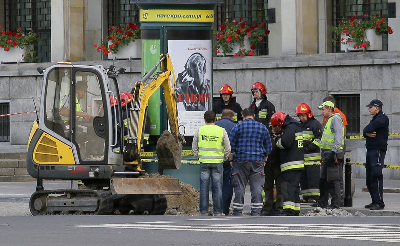 W związku z awarią na Placu Trzech Krzyży wstrzymany jest ruch drogowy i ruch pieszych. Na razie trudno przewidzieć, jak długo potrwają utrudnienia w ruchu.