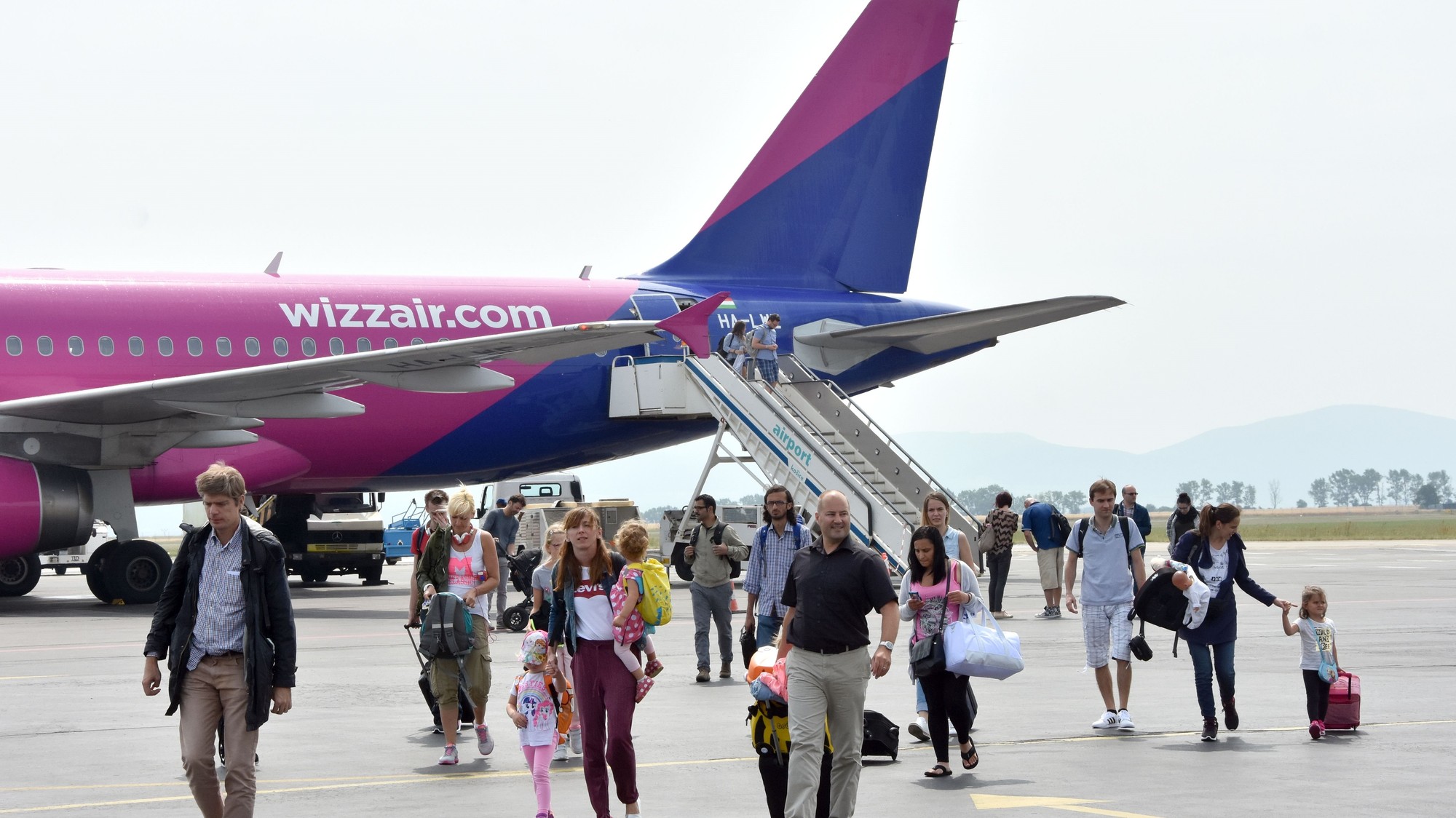 Lietadlo spoločnosti Wizz Air z Bratislavy do Košíc muselo núdzovo pristáť.