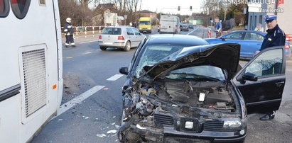 Autobus zderzył się z osobówką. Ranne dziecko