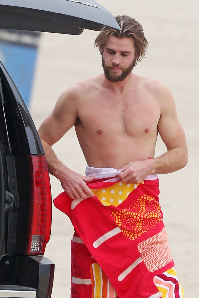 Liam Hemsworth bez koszulki na plaży w Malibu