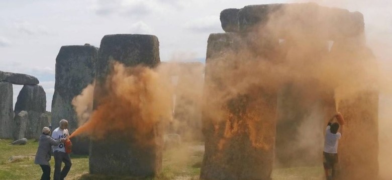 Stonehenge spryskane pomarańczową farbą przez ekoaktywistów z "Just Stop Oil'. NAGRANIE