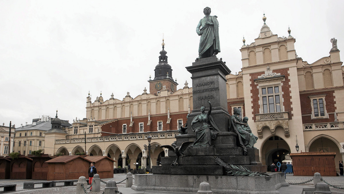 120 lat temu, 26 czerwca 1898 r., w Krakowie odsłonięto pomnik Adama Mickiewicza. Moment ten był uwieńczeniem trwających trzy dekady dyskusji nad jego budową i zajadłych sporów o jego kształt.