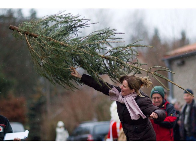 Zawody w pchnięciu choinką w niemiecki mieście Gadow