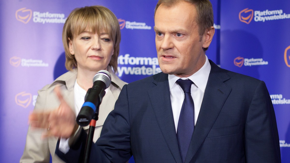 Premier Donald Tusk zapowiedział, że nie spotka się z przedstawicielami MAK podczas ich wizyty w Polsce. Szef rządu oczekuje od polskich ekspertów, że bardzo wyraźnie przedstawią nasze wątpliwości, spostrzeżenia i uwagi do raportu. - Jeśli wskazane nieścisłości albo zaniechania, braki w tym projekcie raportu nie zostaną naprawione tak, jak na to wskazują uwagi polskiej strony, to trudno będzie polskiej stronie uznać ten raport za wystarczający - powiedział Tusk.