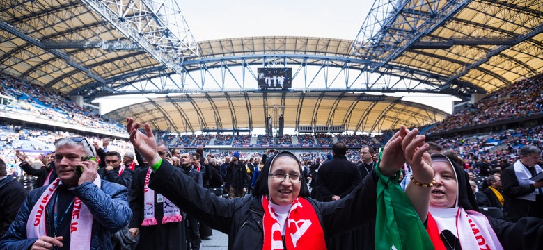 Rocznica 1050-lecia chrztu Polski. Tysiące osób modliło się na stadionie w Poznaniu [ZDJĘCIA]