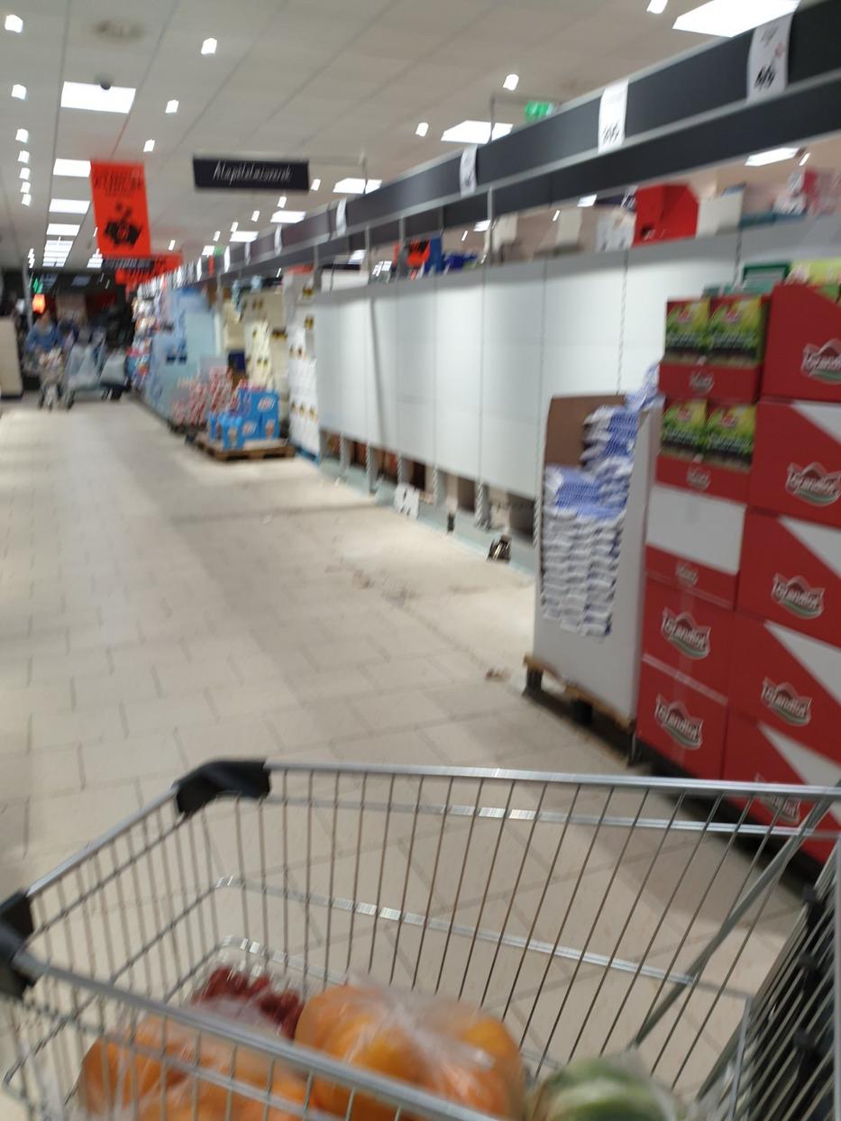 Teljesen kifosztották a vásárlók a boltokat / Fotó: Blikk
