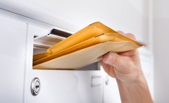 Rodzina na zmianę czuwa w domu, a listonosz nie dzwoni ani razu. Gdzie jest awizo?