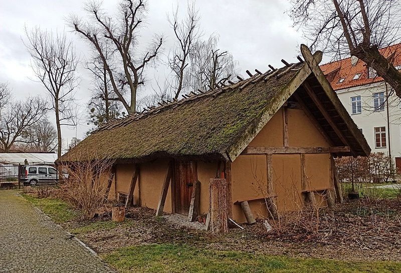 Rekonstrukcja wikińskiej chaty z Truso. Obiekt znajduje się na dziedzińcu Muzeum Archeologiczno-Historycznego w Elblągu (fot. Aleksander Durkiewicz, udostępniono na licencji Creative Commons Attribution-Share Alike 4.0 International)