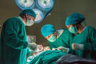 Operacje plastyczne na NFZ? To możliwe. Zobacz, kto może skorzystać z darmowych zabiegów [KRYTERIA]