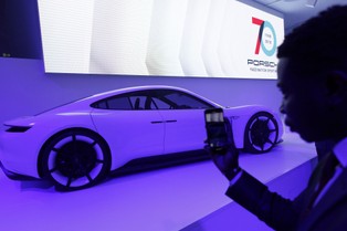 Nowe elektryczne Porsche oferuje szybsze ładowanie niż Tesla