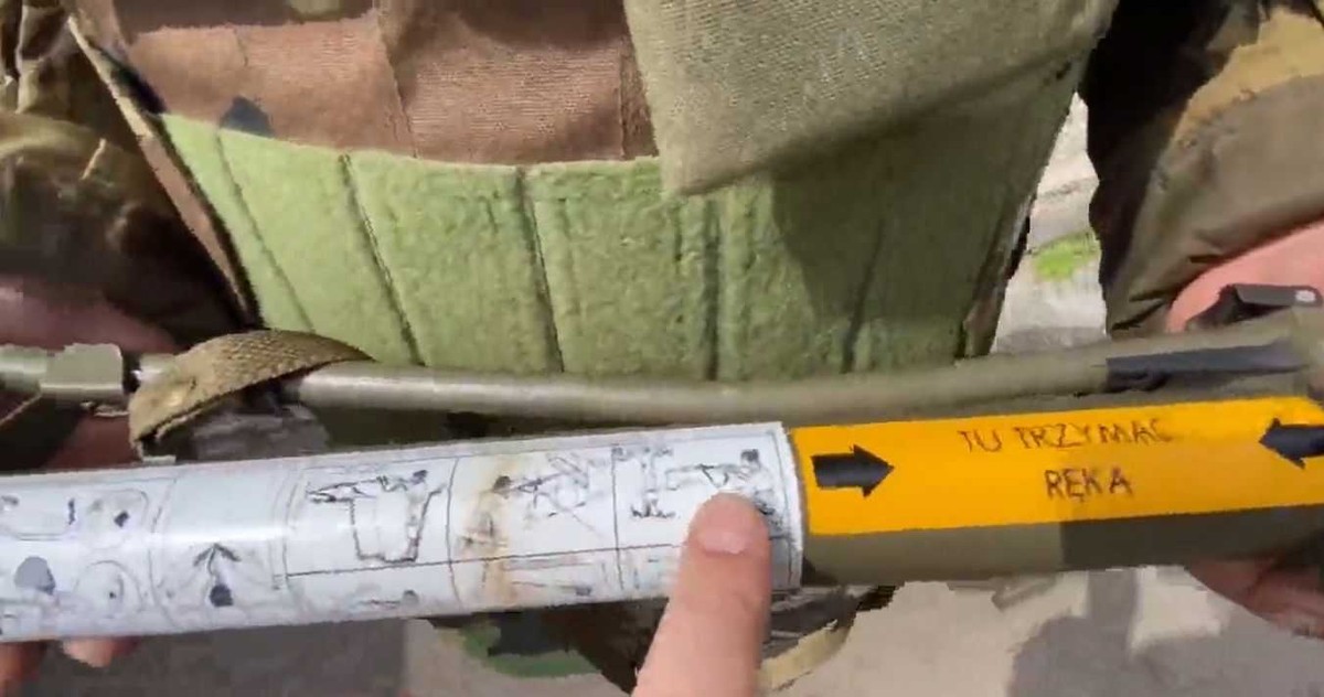 Napisy na granatniku Komar