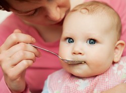 Nowe zalecenia w żywieniu niemowląt - więcej luzu!