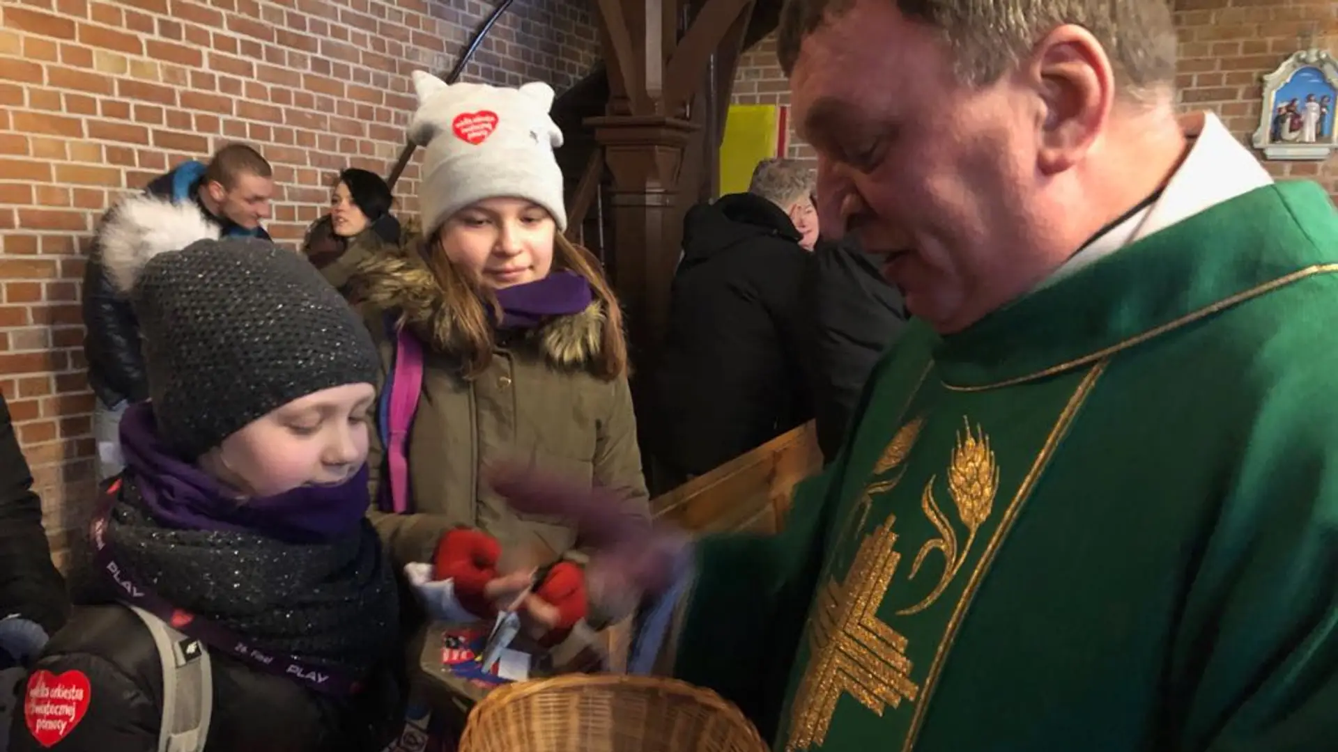 Ksiądz w Elblągu pieniądze zebrane na tacy oddał dla WOŚP