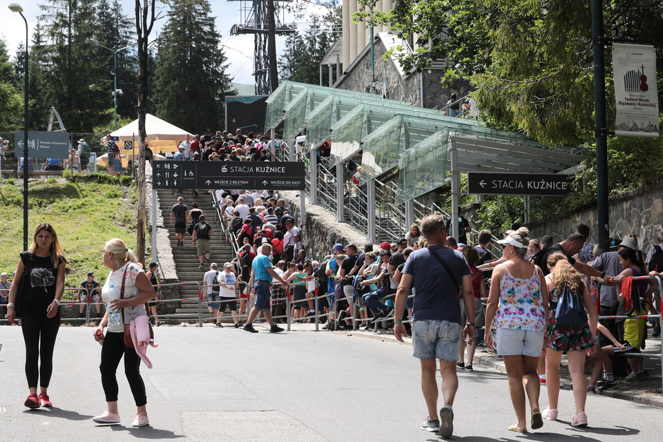 Tłumy turystów przy dolnej stacji kolei linowej na Kasprowy Wierch w Kuźnicach