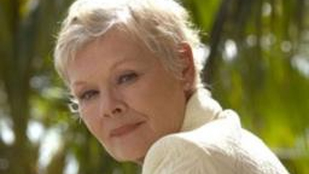 Judi Dench niechętnie ogląda własne filmy, ponieważ nie lubi na siebie patrzeć.