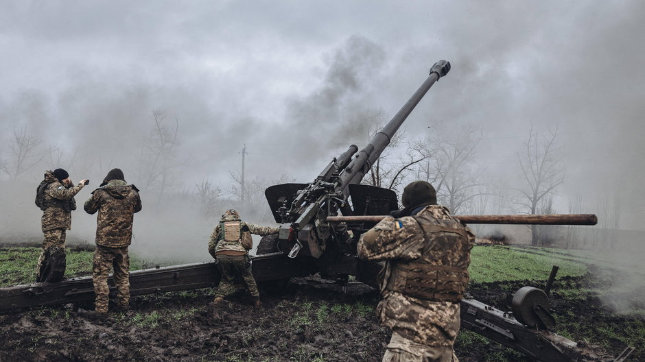 Ukraińscy żołnierze prowadzą ostrzał artyleryjski na froncie w obwodzie donieckim (styczeń 2023 r.)