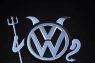 Volkswagen logo spaliny