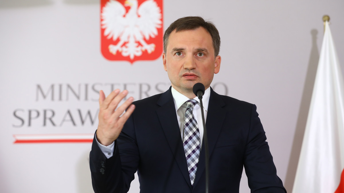 - Doprowadzi do sytuacji, w której pod groźbą sankcji będziemy musieli przyjmować wszelkie dyrektywy - powiedział dziś minister sprawiedliwości Zbigniew Ziobro. Podkreślił, że Polska jest odporna na "tego rodzaju naciski".