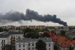 Pożar fabryki w Łodzi. Nad miastem kłęby dymu. GALERIA