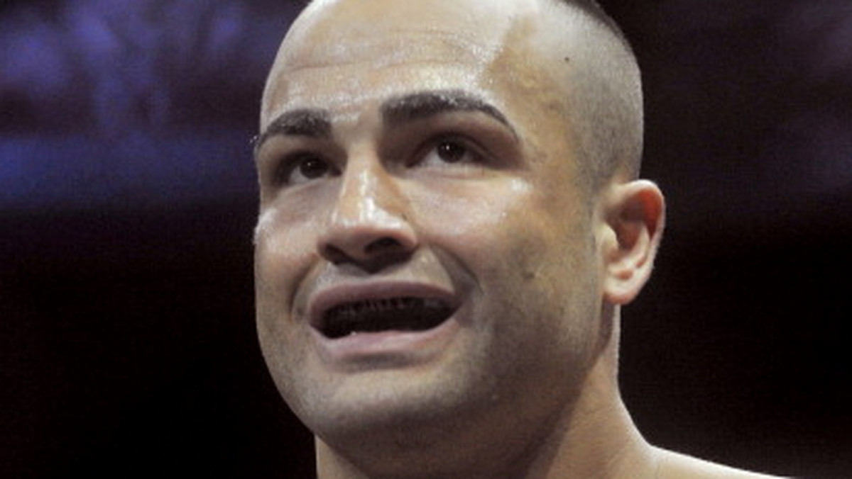 W Las Vegas Rafael dos Anjos stracił pas mistrza świata UFC wagi lekkiej (70 kg). Brazylijczyk przegrał przez TKO z byłym czempionem Bellatora Eddie’em Alvarezem.