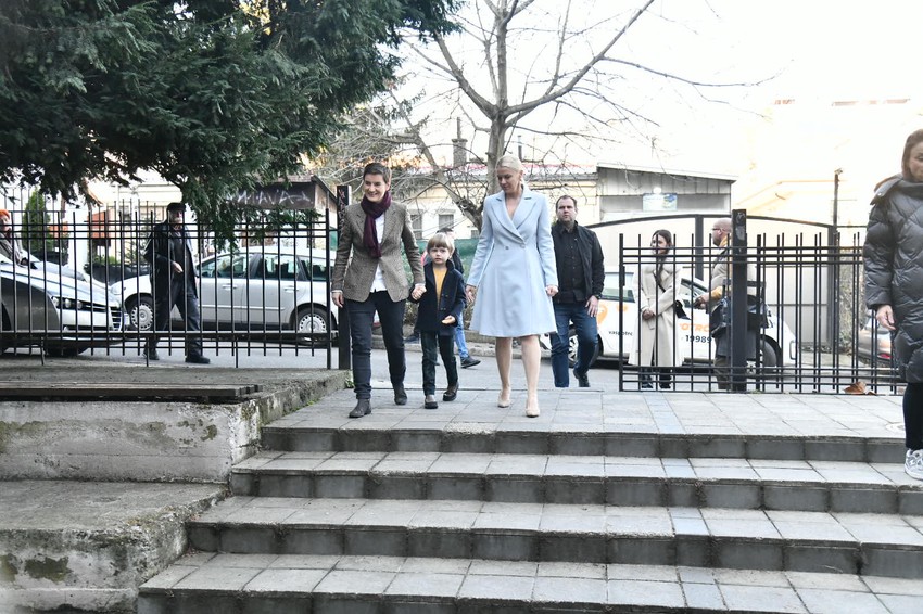 Brnabić je na glasanje došla sa porodicom