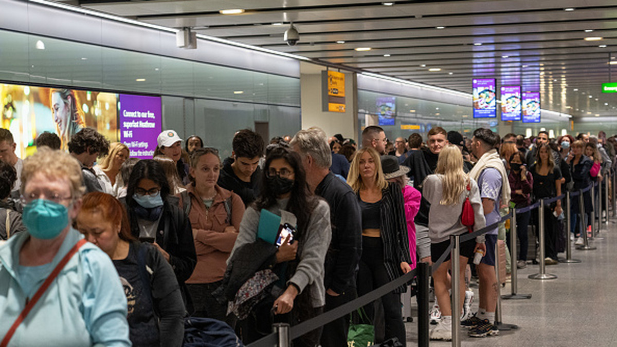 Chaos na lotniskach: "To farsa... nie wiedzieliśmy o odwołaniu lotu!"