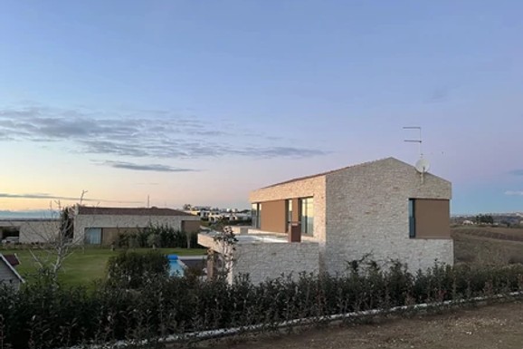 U OVOJ VILI OD MILION EVRA ĆE UŽIVATI JUNIOR BALAŠEVIĆ Đoletov unuk došao na svet, a u zdanju na primorju će porodično provoditi vreme: Komšije nemaju (FOTO)