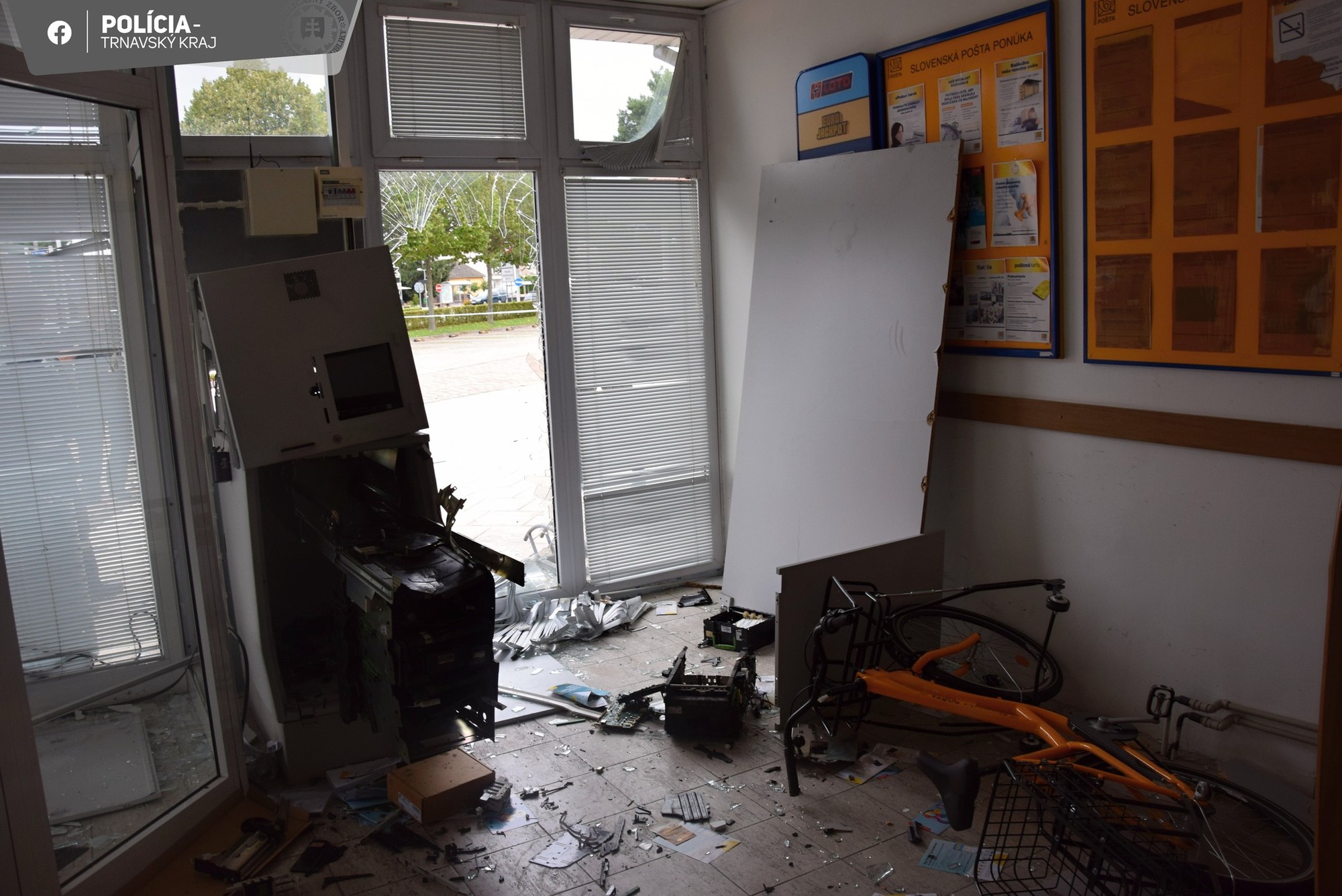 Polícia zatkla muža, ktorý mal stáť za výbuchom bankomatu v Maduniciach. 