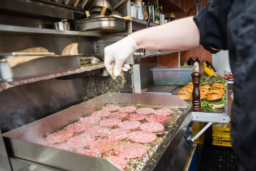 150 burgerów trafiło do sanepidu i szpitala zakaźnego w Poznaniu