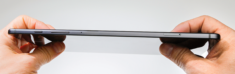 Szczupły: Galaxy Tab S6 Lite ma tylko 8,1 mm grubości i waży 460 gramów. W ten sposób robi dobre wrażenie również w podróży
