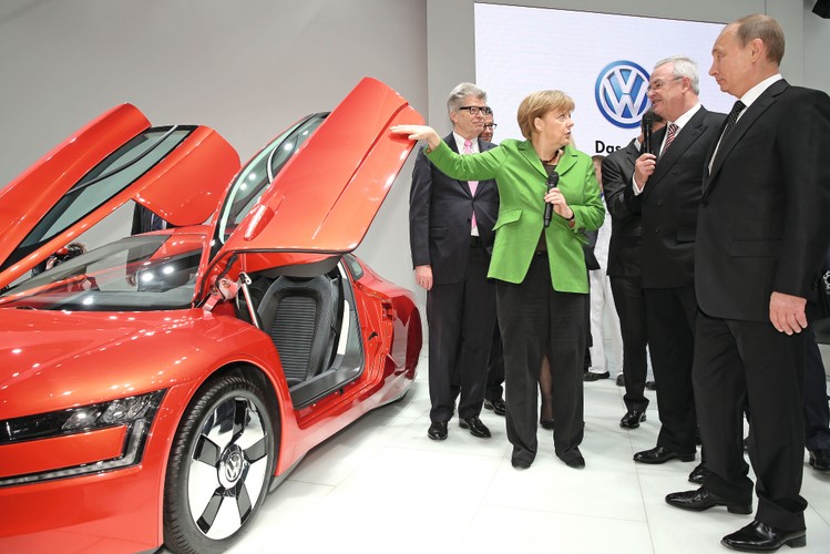 Angela Merkel, Władimir Putin i szef Volkswagena Martin Winterkorn