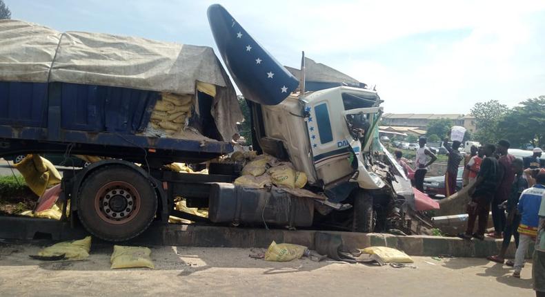 Truck crushes 4 vehicles on Abuja-Nyanya, Keffi Expressway.