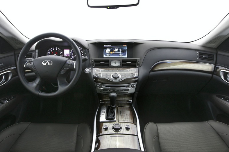 Infiniti M35h hałasuje ciszą