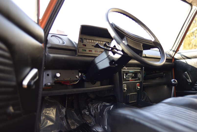 "Fiat 125p Niepowtarzalny, unikatowy egzemplarz. Fabrycznie nowy" - krzyczy ogłoszenie w jednym z największych serwisów aukcyjnych. Ciekawe, ile w tym prawdy? Jeden telefon i wszystko już wiemy… Tomasz Sewastianowicz: Jest pan pasjonatem polskiej motoryzacji? Michał Marchajski: Bez dwóch zdań, bardzo mnie to kręci. W garażu mam dwa fiaty 125p - ten, który jest na sprzedaż, to fabrycznie nowy samochód z 1983 roku. Drugi egzemplarz wyprodukowano w 1990 roku i ten wykorzystuję w swojej firmie jako auto ślubne i na inne okazje.