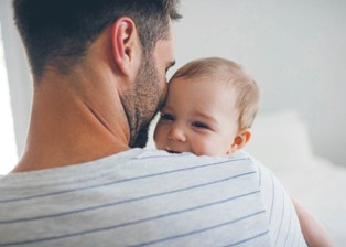 Więcej ojców na tacierzyńskim. Powód? Pandemia koronawirusa i zwolnienia na rynku