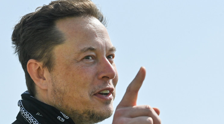 Elon Musk, a Tesla Motors amerikai elektromosjármű-gyártó és a SpaceX amerikai űrkutatási magánvállalat vezérigazgatója látogatást tesz a Tesla Gigafactory nevű gyárának építési területén a Berlin szomszédságában fekvő Grünheidében 2021. augusztus 13-án / Fotó: MTI/EPA/DPA-Zentralbild/Patrick Pleul