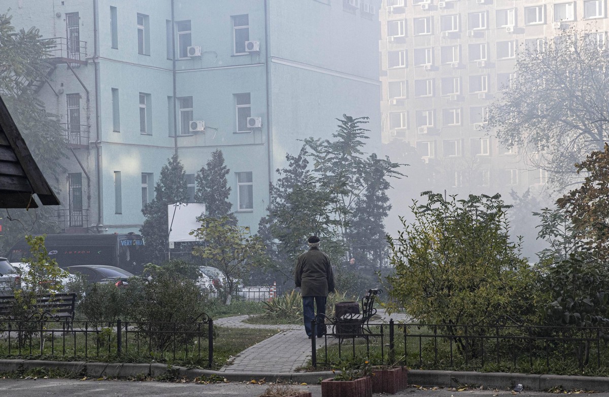 Starszy mężczyzna po ataku Rosjan na Kijów