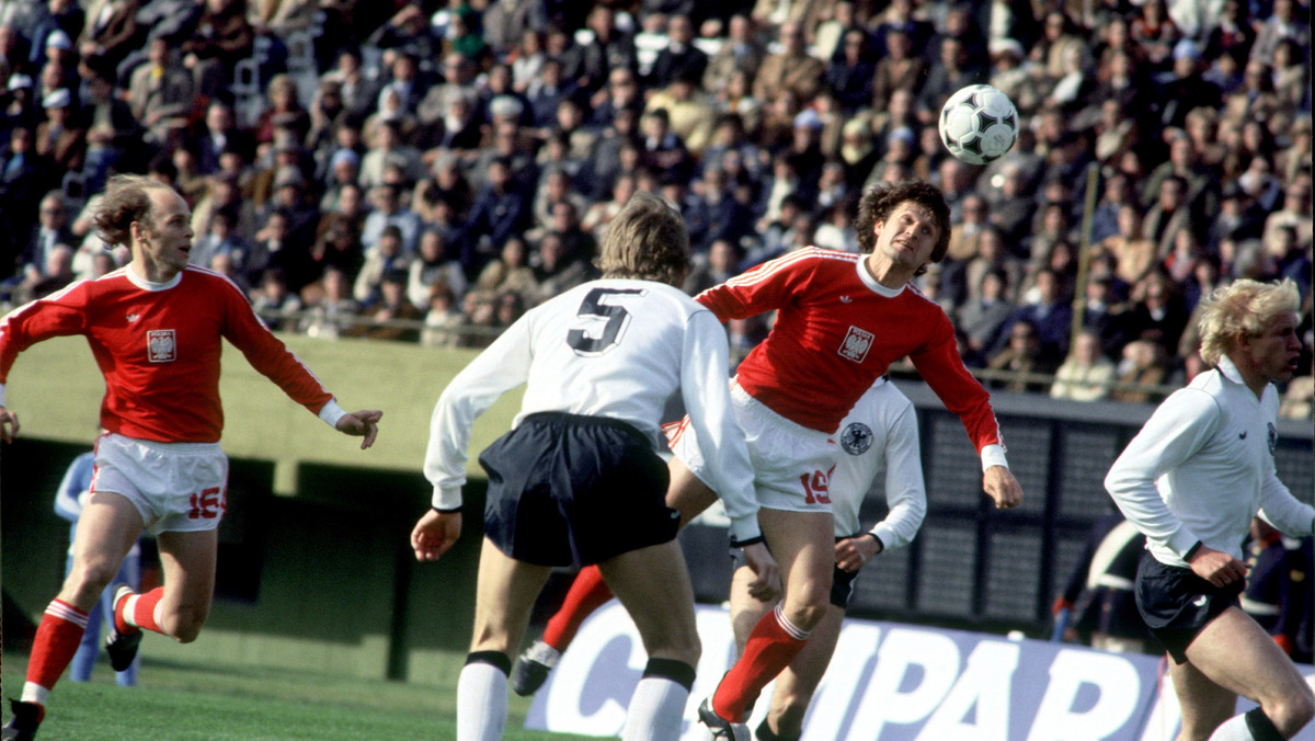 Gdy w 1971 meczem ze Szwajcarią (zwycięstwo 4:2) zadebiutował w roli trenera reprezentacji Polski, nikt nie przypuszczał, że rozpoczyna się złota era w polskim futbolu. Kazimierz Górski - człowiek, który z piłki nożnej uczynił najprostszą grę na świecie.