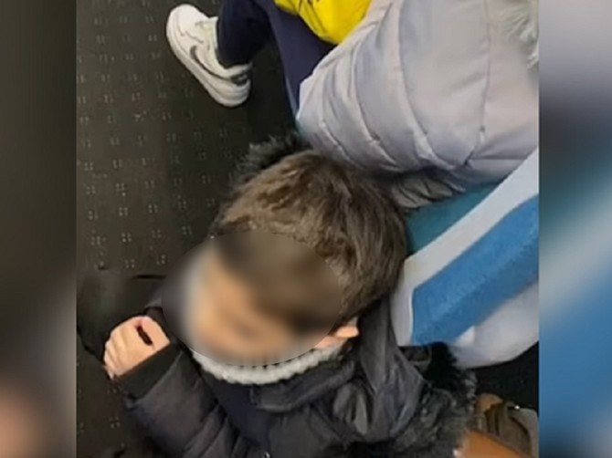 Snimak iz voza, dete sedelo na podu, niko nije obraćao pažnju na njega