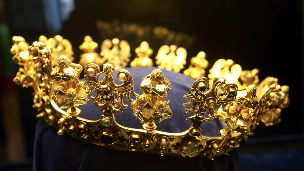 Złota korona ślubna z XIV w., która prawdopodobnie należała do pierwszej żony Karola IV Luksemburskiego, to najcenniejszy eksponat Skarbu Średzkiego, którego elementy do końca roku oglądać można na wystawie w Muzeum Narodowym we Wrocławiu.