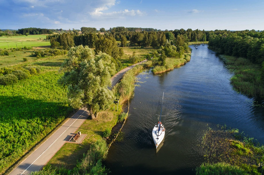 Mierzący 920 metrów Kanał Węgorzewski to szlak wodny, którym z jeziora Mamry wpłyniemy do Węgorzewa, gdzie obejrzymy m.in. ruiny XIV-wiecznego zamku krzyżackiego.